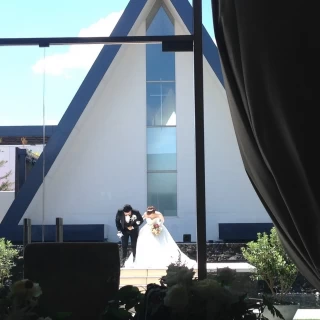 空が広がって、チャペルをバックにした入場は歓声上がってました
