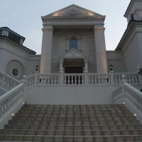 チャペルからつながる大階段は圧巻