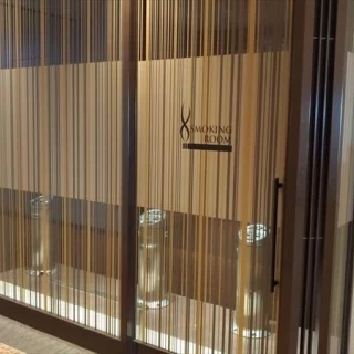 喫煙室。空港利用者と共用。