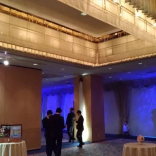 受付。壁の向こう側は披露宴会場。