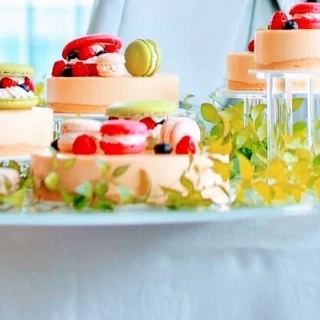 ウェディングケーキです。マカロンが乗っています。