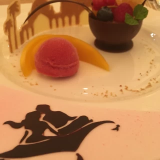 このデザート以外にもケーキがでてきました。