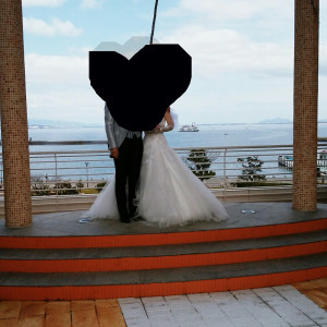 挙式後、新郎新婦が幸せの鐘をならします|490462さんの琵琶湖ホテルの写真(569545)