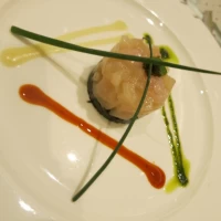 前菜。帆立と甘エビ、キャビアとともに