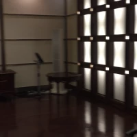入ってすぐ右手はライトが明るく照らされています