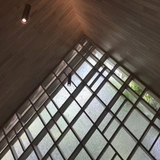 木のあたたかみがある挙式会場
