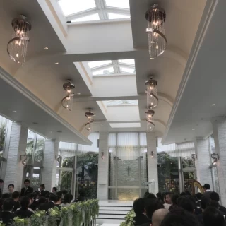 天井が高く、自然光の差し込む明るいチャペル。大人数可能。