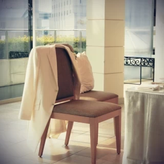 新郎新婦の後ろからはあたたかな日差しが