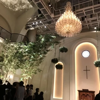 チャペルは天井が高く開放感があります