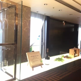 高砂と反対側にオープンキッチンとバーカウンターが付いている。