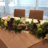 メインテーブル装花
後ろに大きな窓があります。