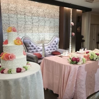 披露宴会場1新郎新婦席