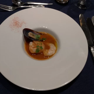 フランス料理の前菜。ホタテのポワレと魚介のスープ仕立て