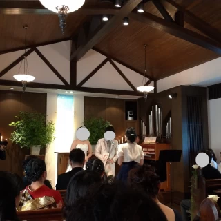 挙式会場は、木がシックで落ち着いた雰囲気