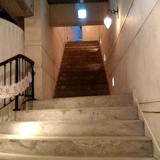 入口入るとすぐに階段。登場はこちらからが素敵！