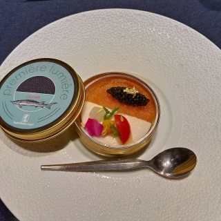 フランス料理の前菜。サーモンのタルタル キャビアを添えて