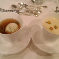 スープ（左：和風コンソメ、右：季節のスープ）2月はカリフラワ