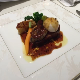 メインの料理です。お肉も柔らかく美味しかったです、