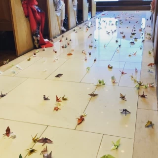 折り鶴シャワーをチャペルにて