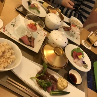 隣接するレストランの料理です。