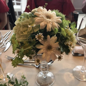 テーブルのお花です。|490808さんのヴォヤージュ ドゥ ルミエール北谷リゾートの写真(805983)