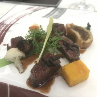 牛肉にかかっている赤ワインソースがイマイチだった。