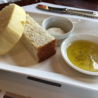 パンは柔らかい。発酵バター・選べるオリーブオイルのお好みで