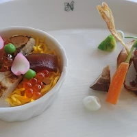 お肉は炭火焼。ジューシーなお肉が好きな人には合わないかも