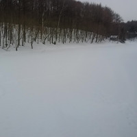湖は冬は雪で覆われる