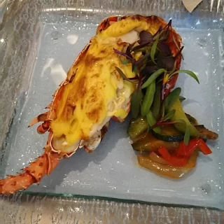 試食会で食べたオマール海老。