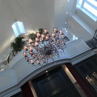 披露宴会場の入り口シャンデリア