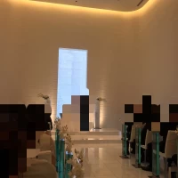 入場のときはカーテンが開いていて光が差し込んでいました。