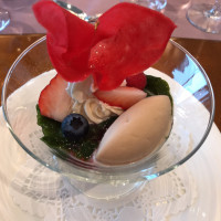 滑らかなフロマージュクリームと赤い果実のヴェリーヌ