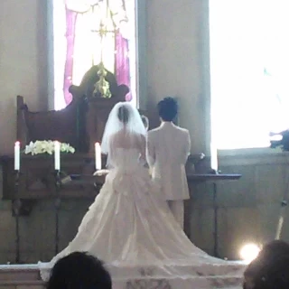 新婦のロングベールがはえる高さのある祭壇