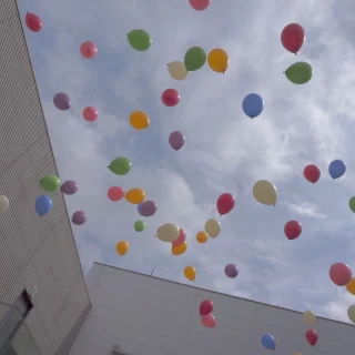 フラワーシャワーのあと風船を飛ばしました。