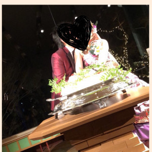 ケーキ入刀、披露宴会場は窓からイルミネーションが見える|491586さんの森のスパリゾート 北海道ホテルの写真(572066)