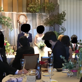 緑をふんだんに使った披露宴会場
