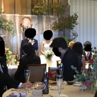 緑をふんだんに使った披露宴会場