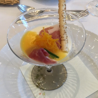 アミューズ。夏らしくオレンジの酸味が美味しかったです。