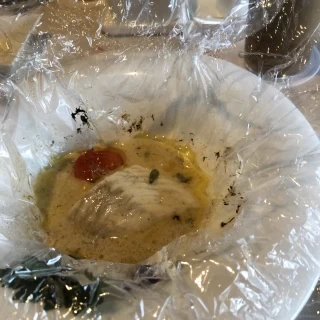 ビニールを開けると魚が出てきます。パンを付けても美味！