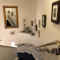階段には自分たちの写真を飾ることができます。