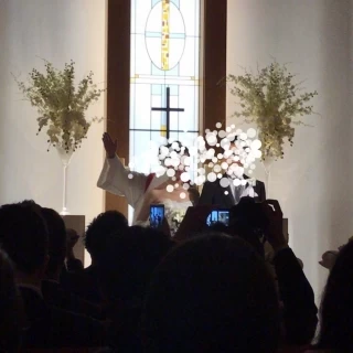 シンプルなステンドグラスですが、明るい会場です！
