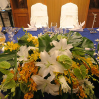 メインテーブル装花。会場の雰囲気を南国リゾートにしました。