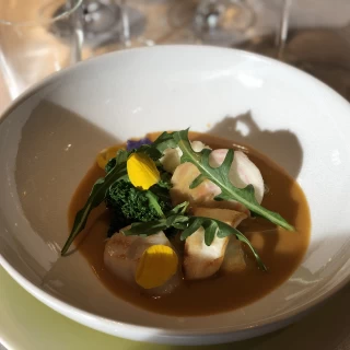 食べる直前にソースをかけてもらい料理が、完成するのに感動した