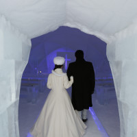 氷の教会入口（外側から)
分厚い氷のトンネルをくぐりぬける