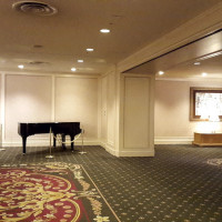 宴会場廊下ピアノ