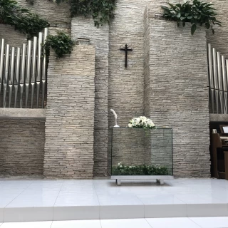 挙式会場。自然光が降り注ぎます。