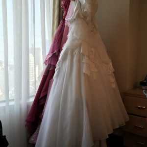 選んだドレスの他に鏡の前には小物とタキシードも一式ありました|492168さんのブリーズベイ ホテル リゾート＆スパの写真(571864)