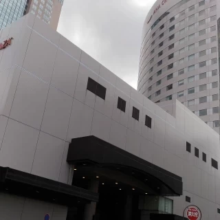 駅を出て右手にすぐ見えます