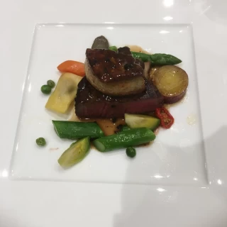 お肉の上にフォアグラが乗っていて美味しかったです。